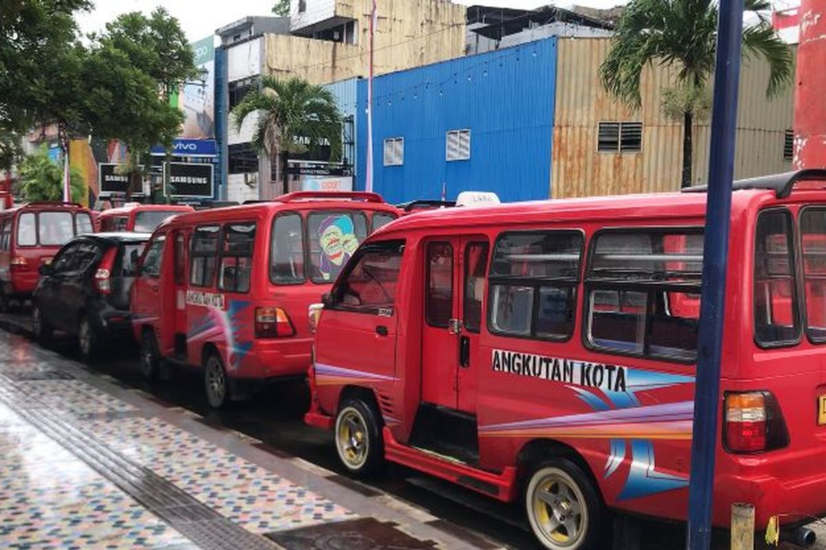 Puluhan angkot jurusan Laha-Hative Besar diparkir di sekitar Jalan AY Patty Ambon saat para sopir demo di kantor Wali kota Ambon, Rabu (31/8/2022)