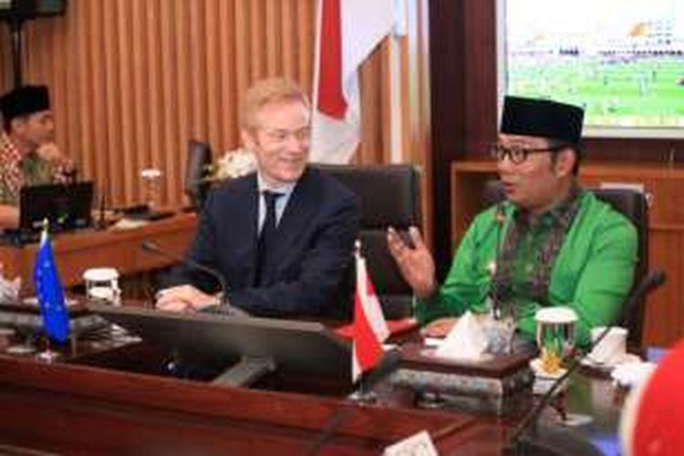 Wali Kota Bandung Ridwan Kamil saat bertemu dengan sejumlah perwakilan duta besar Uni Eropa di Balai Kota Bandung, beberapa waktu lalu. 