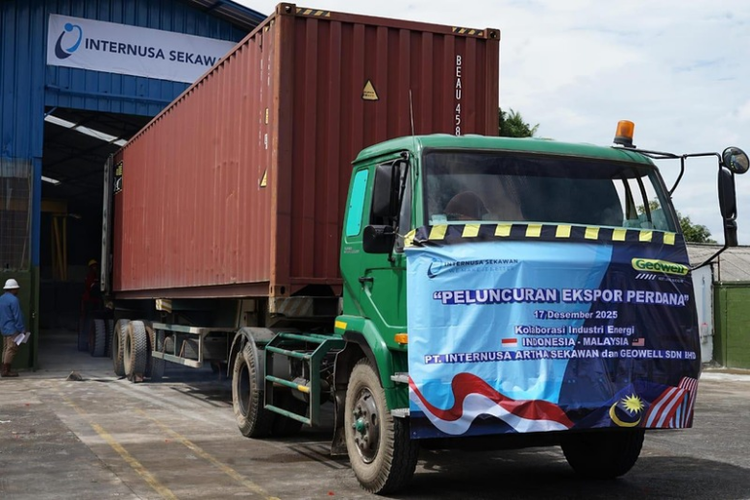 Truk pengangkut membawa produk manufaktur sektor energi dalam rangka peluncuran ekspor perdana hasil kolaborasi PT Internusa Artha Sekawan dan Geowell Sdn Bhd menuju Malaysia.