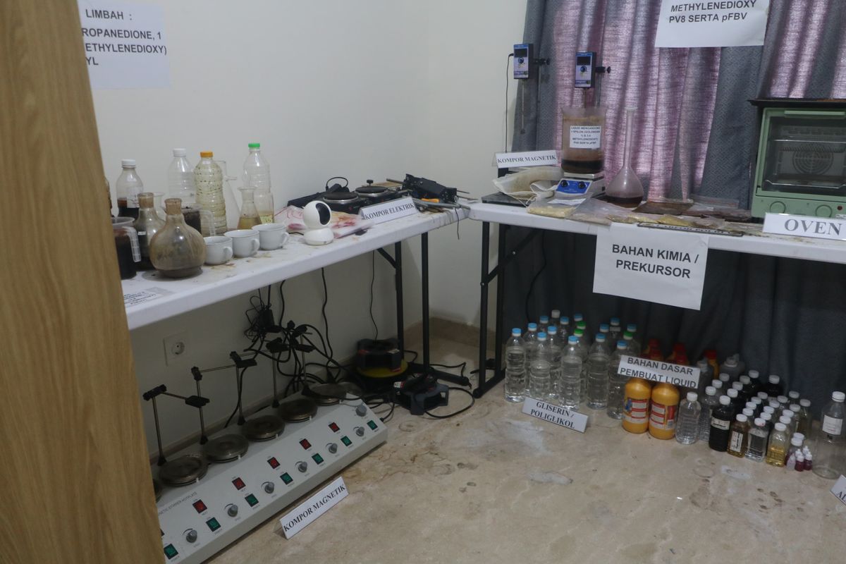 Penampakan tempat yang digunakan 2 pria di Medan untuk membuat pabrik rokok elektrik atau vape mengandung narkoba di apartemen mewah di Kawasan Kesawan, Kecamatan Medan Barat, Kota Medan, Sumatera Utara, Senin (30/6/2025)