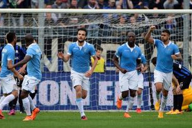 Para pemain Lazio merayakan gol Marco Parolo ke gawang Atalanta, Minggu (3/5/2015).