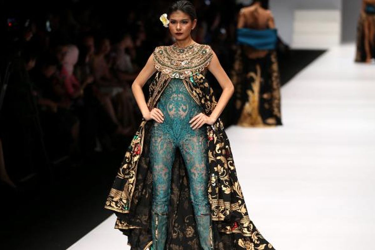 Salah satu koleksi dari Anne Avantie, dari koleksi Jangi Janger dengan menggunakan kain songket asal Bali, dengan desain-desain yang eksotis yang diusung dari macanegara, dalam Jakarta Fashion Week 2017 di Senayan City Jakarta, Selasa (25/10/2016). 
