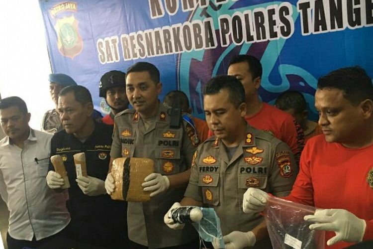 Satnarkoba Polres Tangerang Selatan menangkap empat pengedar ganja berisinial DAS (23), H (25),  HR (25) dan MS (25) ditangkap di sebuah kontrakan Jalan Cendana, Cinere, Depok.