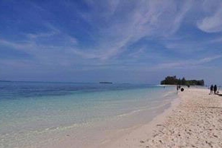 Wisatawan menikmati keindahan alam Pulau Dodola, Morotai, Maluku Utara, Jumat (14/9/2012). Pulau Dodola merupakan salah satu obyek wisata di Morotai yang sedang dikembangkan oleh pemerintah daerah.  
