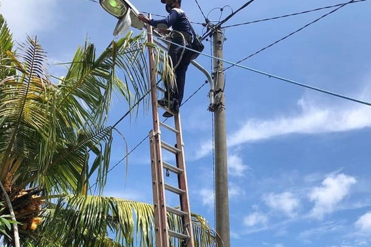 Petugas Dishub kota Denpasar sedang mengecek LPJU di salah satu titik di wilayah kota Denpasar./ Humas Pemkot Denpasar