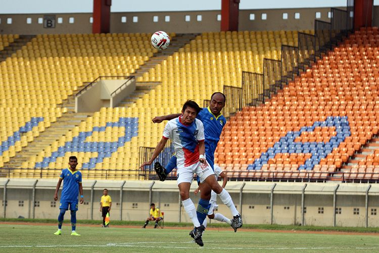 Bek Bandung United FC, Aang Suparman (biru) berduel dengan pemain belakang PSPS Riau (putih), di Stadion Si Jalak Harupat, Kabupaten Bandung, Selasa (2/7/2019).