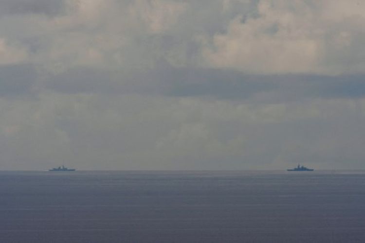 Dua kapal militer tak dikenal berlayar di perairan dekat pantai timur seperti yang terlihat dari kabupaten Yilan Taiwan, pada 7 Agustus 2022.