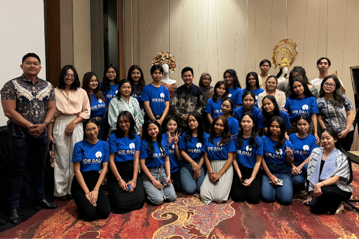 Foto bersama pihak Accor, Inggi Kendran, serta mahasiswa Institut Desain dan Bisnis Bali (IDB Bali) dalam acara KarnavALL Batik Indonesia di Movenpick Resort dan Spa Jimbaran Bali.