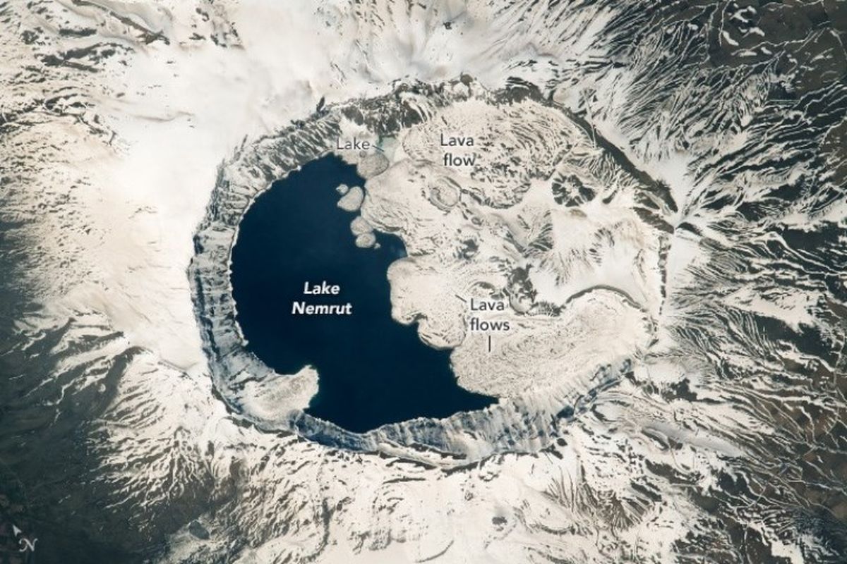 Kaldera gunung Nemrut yang terlihat seperti simbok yin-yang jika dilihat dari atas
