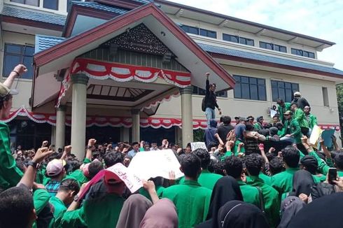 Demo Tolak Kenaikan Harga BBM di DPRD Lhokseumawe Ricuh, Polisi Semprot 