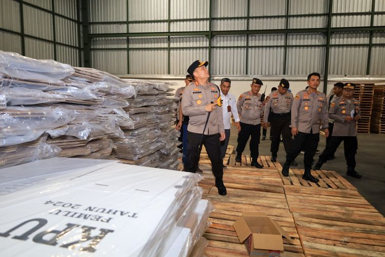 Kapolrestabes Surabaya Kombes Pol Pasma Royce mengecek keamanan gudang logistik Pemilu, Senin (27/11/2023).