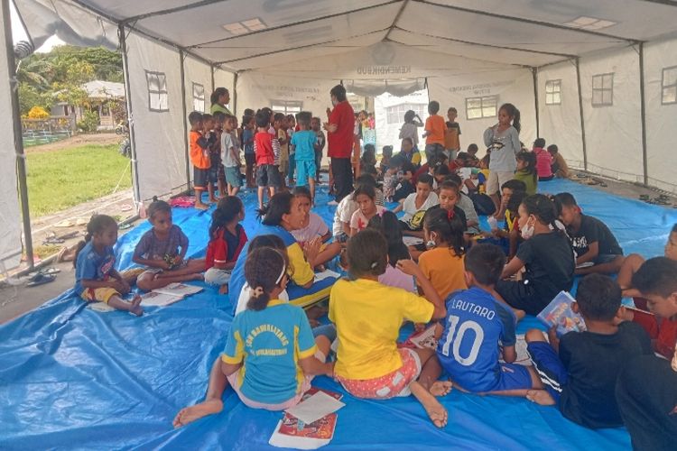 Siswa korban erupsi Gunung Lewotobi Laki-laki belajar di tenda pengungsian di Desa Boru, Kecamatan Wulanggitang, Kabupaten Sikka pada Jumat (19/1/2024) 