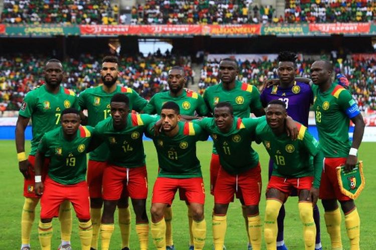 Starting eleven timnas Kamerun ketika menghadapi Aljazair pada laga Kualifikasi Piala Dunia 2022 Qatar 2022 di Stade Omnisport de Douala, 25 Maret 2022. Terdekat, timnas Kamerun akan terbang ke Qatar untuk mengikuti Piala Dunia 2022 yang dijadwalkan berlansung pada 20 November-18 Desember 2022.