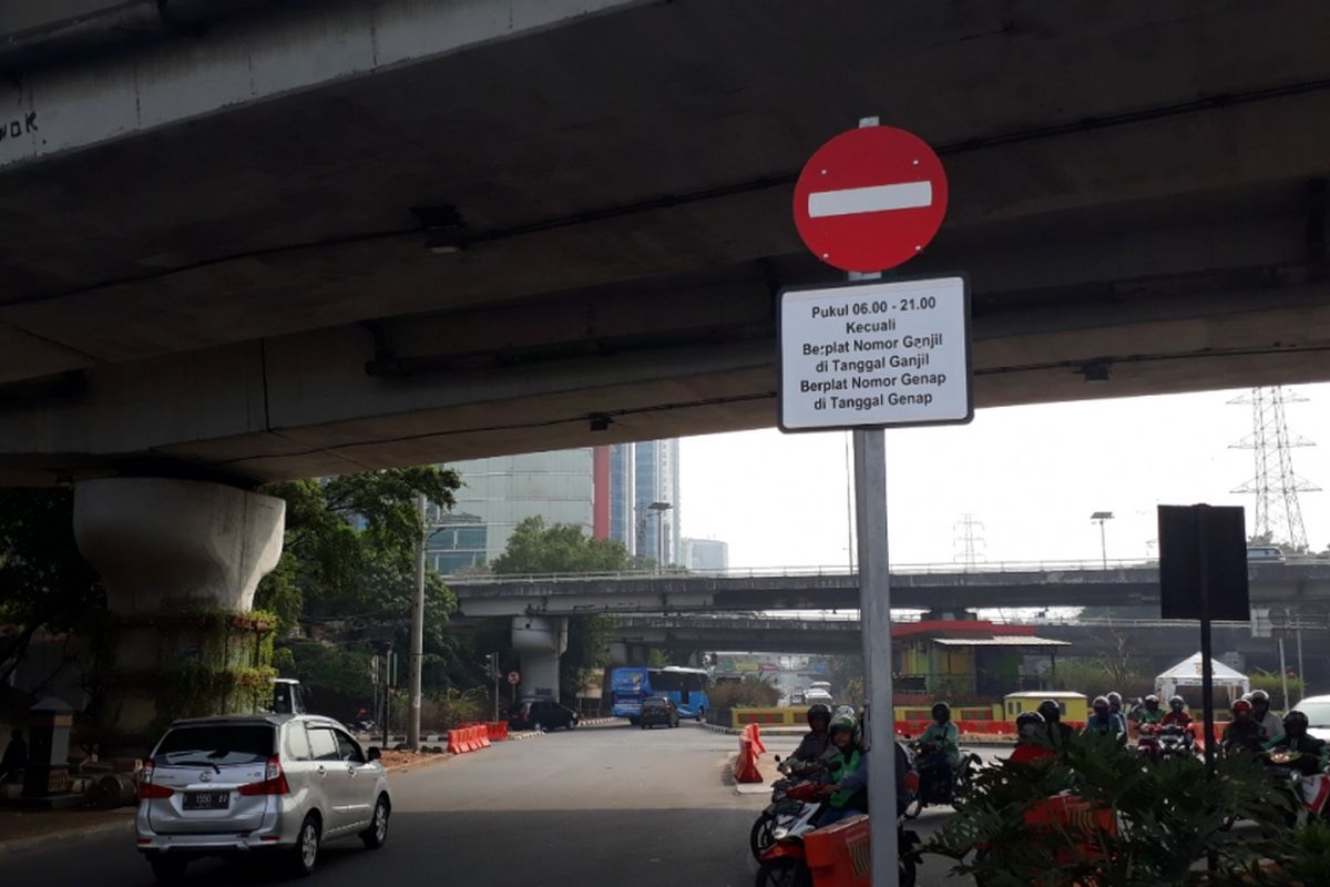 Plang aturan ganjil-genap di Jalan Mayjen Sutoyo, Jakarta Timur, Rabu (01/08/2018).