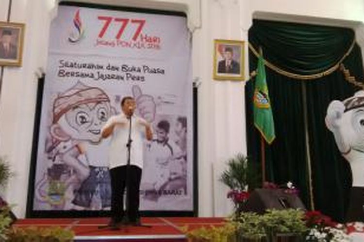 Gubernur Jabar Ahmad Heryawan saat memberikan sambutan pada dalam sambutannya pada acara buka bersama bersama insan pers sekaligus hitung mundur PON XIX Jabar 2016 di Gedung Sate, Jalan Diponegoro, Bandung, Jawa Barat, Kamis, (24/7/2014).
