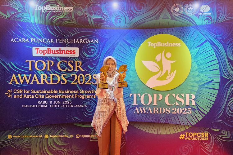 Manager Investor Relation & TJSL ADHI Tiara Nursyani saat menerima dua penghargaan untuk ADHI di ajang TOP CSR Awards 2025 yang berlangsung di Hotel Raffles Jakarta, Rabu (11/6/2025).