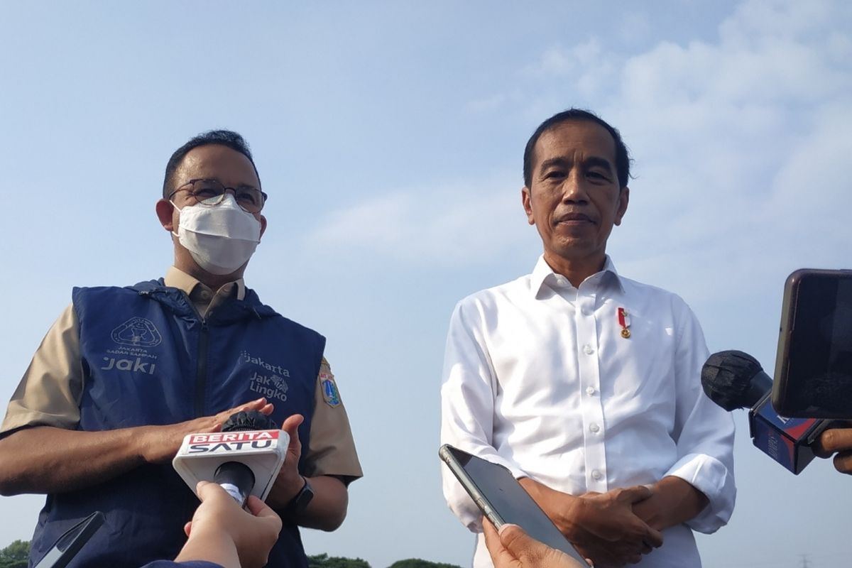 Presiden Joko Widodo bersama Gubernur DKI Anies Baswedan usai meninjau Sirkuit Formula E,  Ancol, Jakarta Utara, Senin (25/4/2022).  