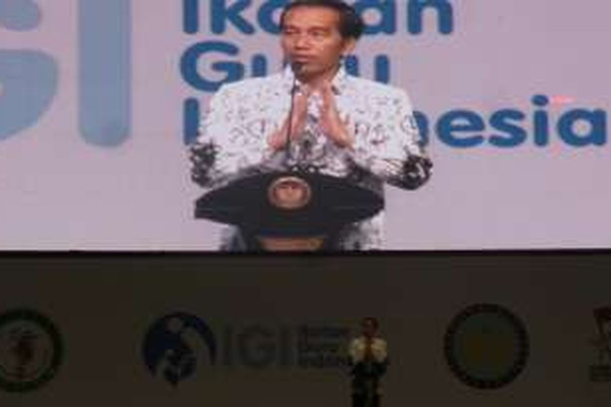 Presiden Joko Widodo membuka puncak peringatan hari guru nasional dan hari ulang tahun ke-71 Persatuan Guru Republik Indonesia tahun 2017, di Sentul International Convention Center, Bogor, Jawa Barat, Minggu (27/11/2016). 