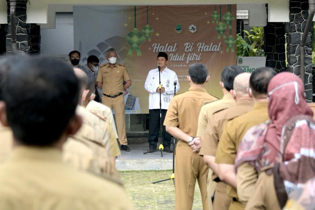 Wakil Gubernur Jawa Barat Uu Ruzhanul Ulum menjadi pembina apel pagi sekaligus halalbihalal bersama jajaran pegawai Dinas Bina Marga dan Penataan Ruang Jabar serta Dinas Sumber Daya Air di Kantor DBMPR Jabar, Kota Bandung, Senin (9/5/2022).
