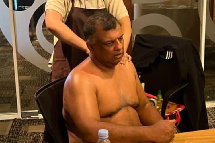 CEO Air Asia Tony Fernandes menuai kritik setelah dia memposting foto setengah telanjang dirinya sedang dipijat saat berpartisipasi dalam panggilan konferensi.