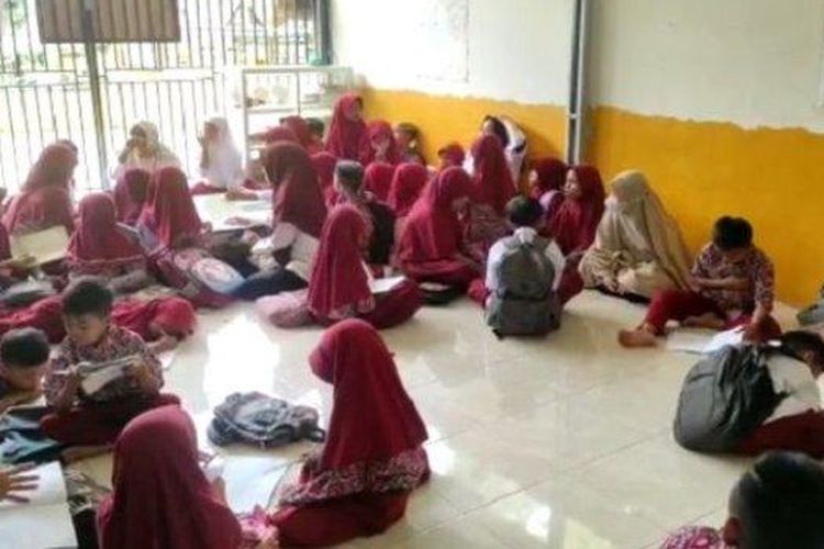 Inilah aktivitas belajar mengajar dari murid SD Negeri 15 Segeri di Kecamatan Banggae Timur, Majene, Sulawesi Barat. Mereka terpaksa belajar di masjid setelah gedung sekolah mereka disegel warga yang mengaku pemilik lahan.