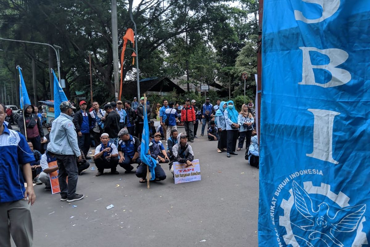 Para buruh yang tergabung dalam GSBI lakukan aksi demonstrasi di depan Kantor Pusat Pemerintah Kota Tangerang, Senin (2/12/2019)