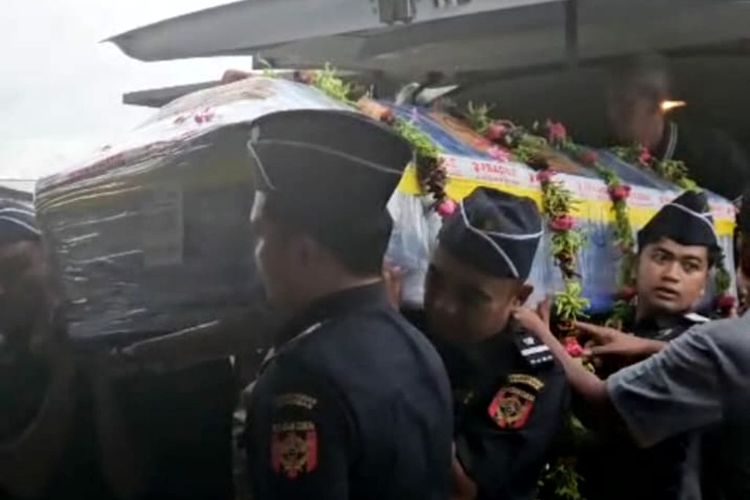 Pegawai pajak mengangkat peti jenazah Aresty Gunar Tinarga di rumah duka di kompleks Perumahan BTN Asabri, Kota Blitar, Rabu (12/11/2025) sore