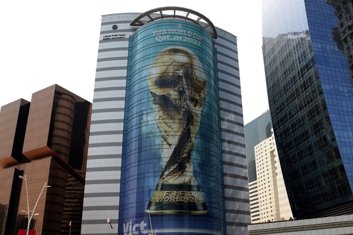 Gambar trofi Piala Dunia Qatar 2022 terpasang di sebuah gedung di Doha, Qatar, pada 16 Agustus 2022. 