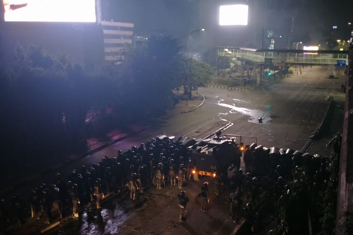 Polisi memukul mundur massa pelajar yang selama paling tidak enam jam melempari aparat di kawasan Slipi, Jalan S Parman, Jakarta Barat, Rabu (25/9/2019) malam, sekitar pukul 22.00 WIB.