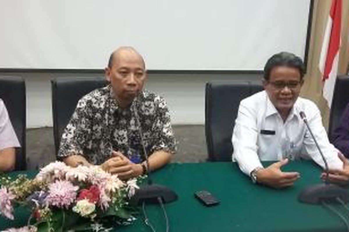 Direktur Jenderal Aplikasi Informatika Kementerian Komunikasi dan Informatika (Kemenkominfo) Bambang Heru Tjahjono (kiri) di Gedung Kemenkominfo, Jakarta, Selasa (7/4/2015).