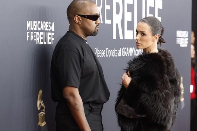 LOS ANGELES, CALIFORNIA - FEBRUARY 02: (FOR EDITORIAL USE ONLY) (L-R) Kanye West and Bianca Censori attend the 67th GRAMMY Awards on February 02, 2025 in Los Angeles, California.   Frazer Harrison/Getty Images/AFP (Photo by Frazer Harrison / GETTY IMAGES NORTH AMERICA / Getty Images via AFP)