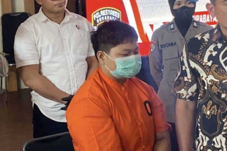 Pelaku pembunuh kakak kandung di Surabaya, Jumat (9/8/2024).