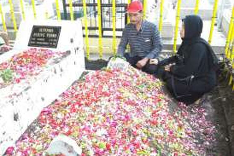 Mochammad Riza dan istri, saat berkunjung ke makam Sulistina Sutomo dan Bung Tomo, Kamis (1/9/2016) pagi WIB.