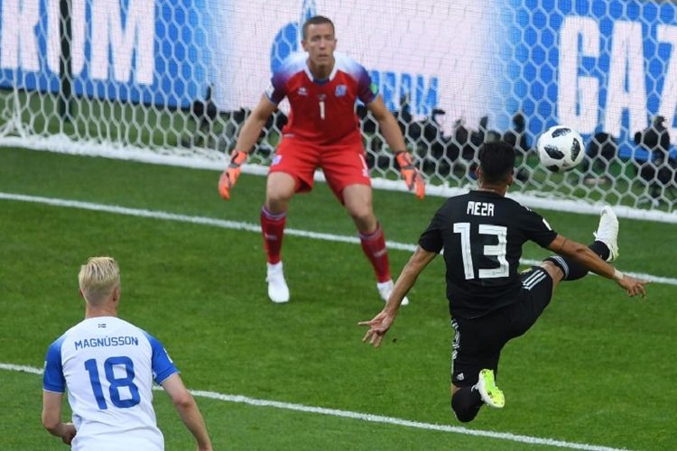 Gelandang Argentina, Maximiliano Meza,  mengontrol bola di hadapan kiper Islandia, Hannes Halldorsson, pada pertandingan Piala Dunia 2018, 16 Juni 2018. 