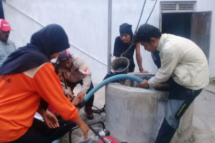 sepanjang Jumat (8/12/2017) Relawan Lintas Komunitas Kabupaten Semarang terjun ke lokasi banjir di daerah Cawas Klaten untuk menguras sumur-sumur warga yang kotor akibat banjir.