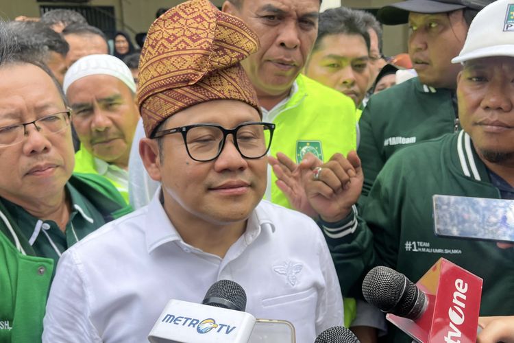 Calon wakil presiden nomor urut 1 Muhaimin Iskandar atau Cak Imin bertemu dengan tokoh masyarakat di Tanjung Pura, Langkat, Sumatra Utara, Jumat (8/12/2023).