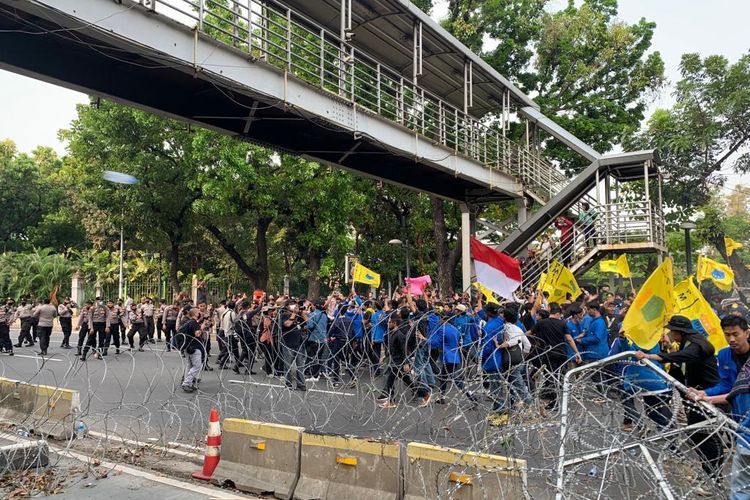 Massa PB PMII menggelar aksi unjuk menolak kenaikan harga BBM di kawasan Patung Kuda, Jakarta Pusat, Senin (5/9/2022).