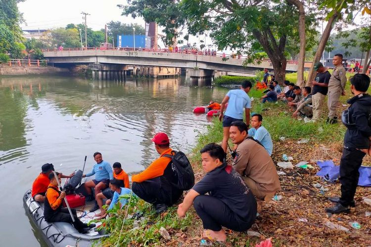 Proses pencarian korban di Sungai Kalimas Surabaya.