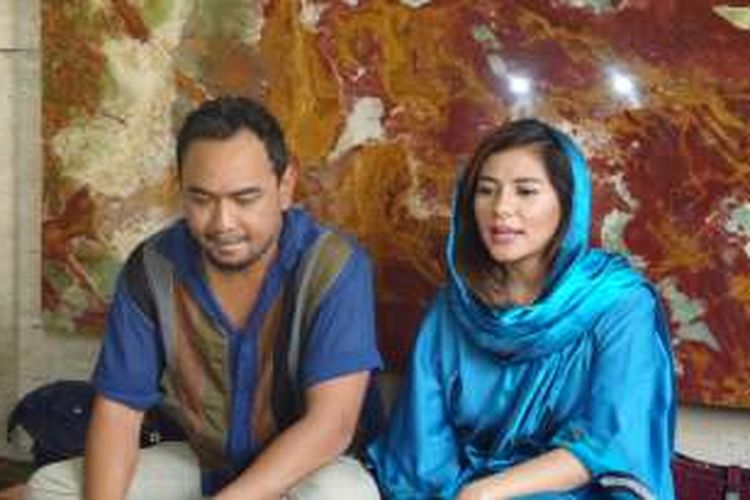 Bebi Romeo dan Meisya Siregar diabadikan di kediamannya di kawasan Pondok Labu, Jakarta Selatan, Minggu (24/7/2016).