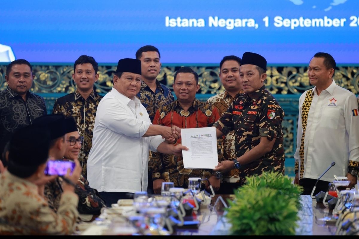 Ketua Umum GP Ansor Addin Jauharudin saat menyerahkan Asta Abhipraya kepada Presiden Prabowo di Istana Negara, Jakarta, Senin (1/9/2025).