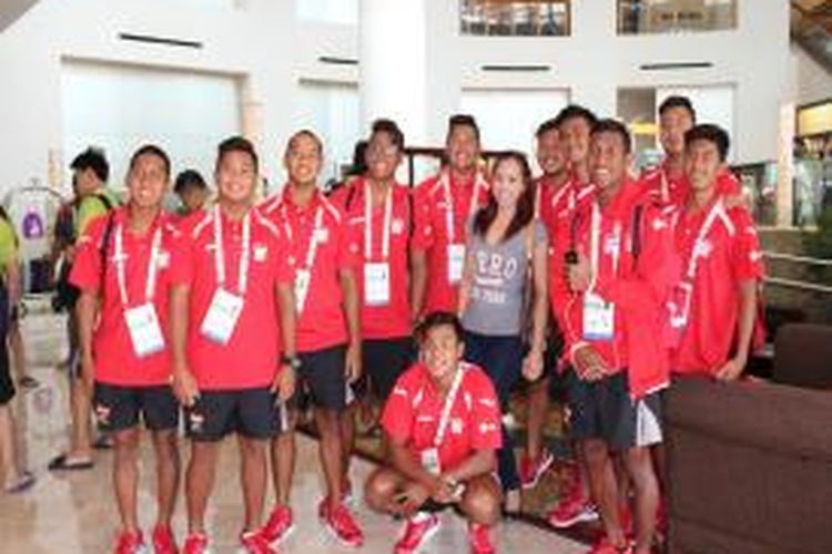 Para atlet Polo Air Indonesia berfoto bersama seorang wanita asal Indonesia yang berada di Singapura. 