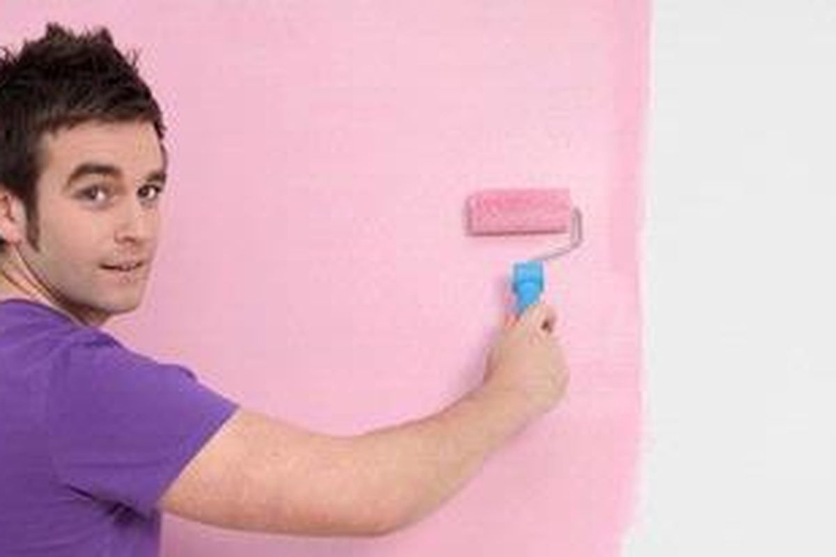 Jika masih merasa warna merah muda itu tabu untuk digunakan, Anda dapat memilih menggunakan cat warna putih yang dicampur dengan sedikit warna merah muda. 