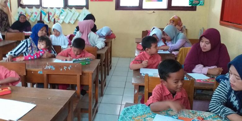 Kolaborasi belajar bersama antara siswa  orangtua dan siswa di kelas menjadi salah satu praktik baik pendidikan yang digagas Robingah, Kepala SDN Sukomangli, Kendal, Jawa Tengah. 