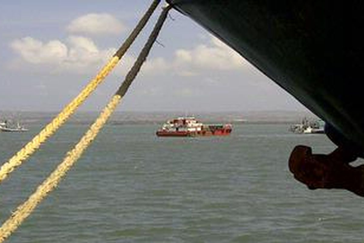 Kapal SPOB Sembilan Pilar ini ditangkap KRI Welling yang sedang patroli di perairan selatan Bali, Senin (02/07/2012). Saat ini kapal yang mengangkut 84 kilo liter BBM tanpa dokumen tersebut diamankan di Pelabuhan Benoa Bali. 