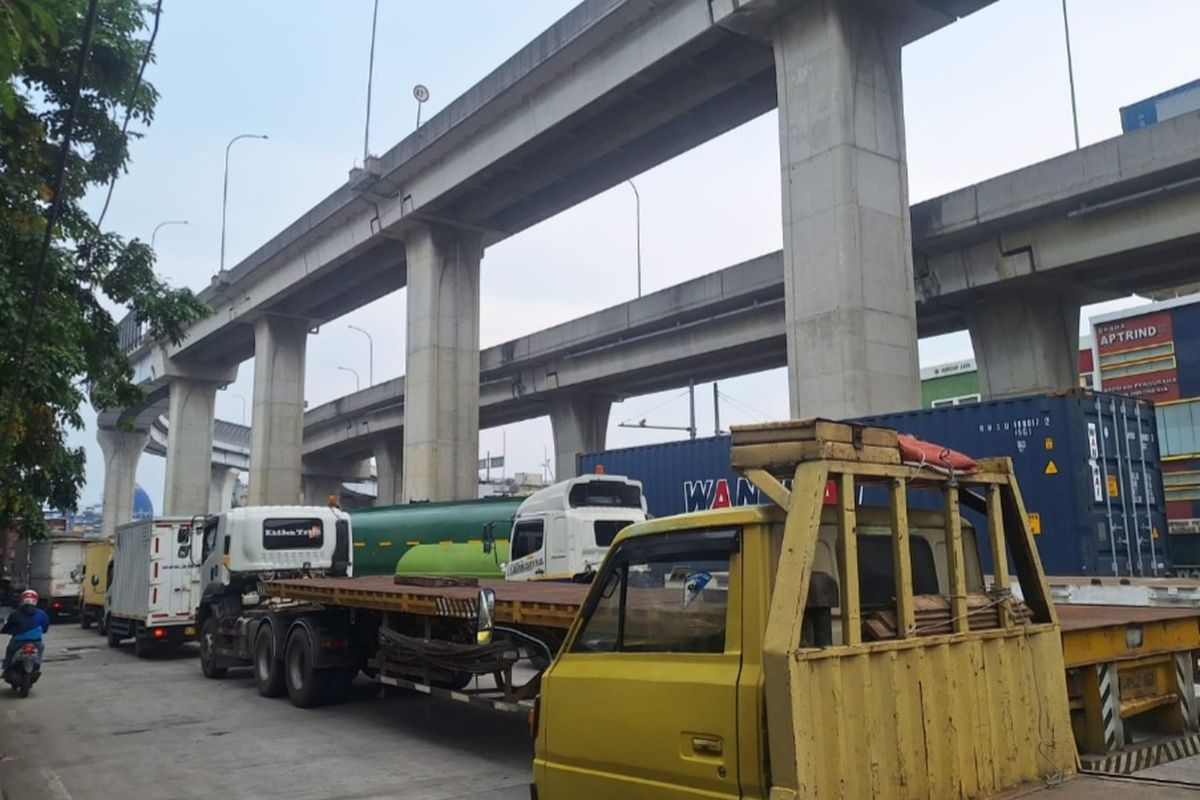 Lalu lintas di sekitar Pelabuhan Tanjung Priok, Jakarta Utara, kembali macet. Kamis (17/4/2025).