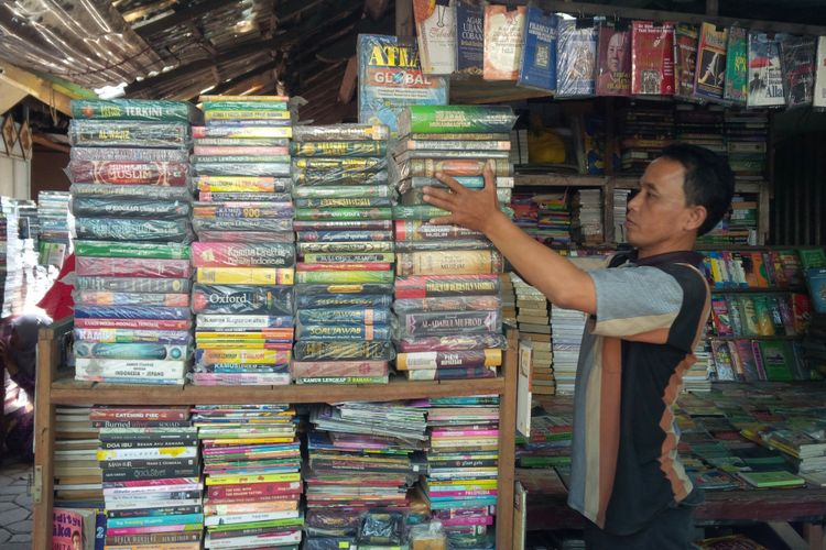 Pedagang sedang menata buku di kiosnya Taman Buku dan Majalah Alun-alun Utara Keraton Surakarta, Solo, Jawa Tengah, Selasa (18/9/2018).