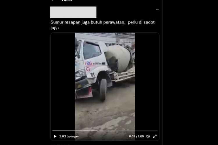 Beredar sebuah unggahan di twitter yang menunjukkan sebuah truk molen terperosok sumur resapan di Jalan Batu Ceper Raya, Kebon Kelapa, Gambir, Jakarta Pusat, Sabtu (31/12/2022).