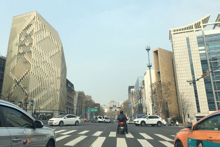 Titik awal persimpangan di Cheongdam-dong yang dikenal sebagai jalur mode Cheongdam.