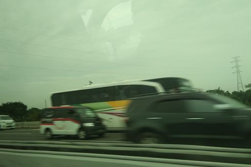 Puncak Libur Nataru, Kendaraan Mulai Padati Tol Jakarta-Cikampek 