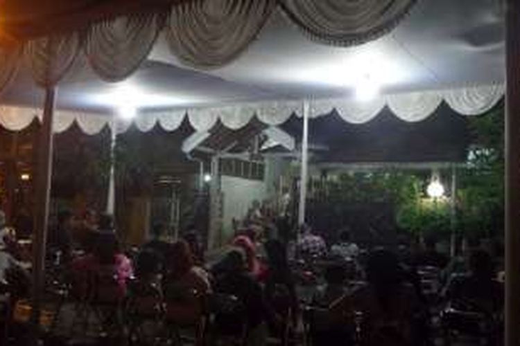 Suasana rumah duka mendiang Mike Mohede di Jalan Kuricang Raya, Bintaro, Jakarta Selatan, Minggu (31/7/2016) malam.